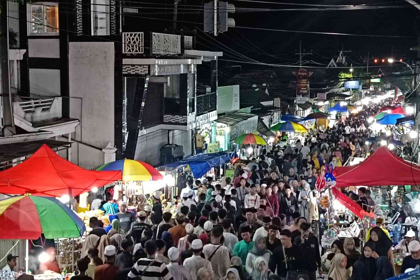 Tumpah Ruah Pengunjung Ikuti Tradisi Malam Selawe Bupati Gresik Gus