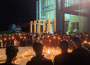 Puluhan Mahasiswa yang tergabung dalam Komisariat PMII Universitas Qomaruddin Bungah Gresik gelar Doa Bersama 7 Hari Tragedi Kanjuruhan pada Jumat (7/10/2022) malam. Foto : Riki/nugresik.or.id