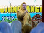 Wakil Bupati Gresik, Hj Aminatun Habibah menghadiri acara Pelantikan Bersama Enam Pimpinan Ranting Fatayat NU Anak Cabang Ujungpangkah Gresik, Senin (22/5/2023). Foto: Humas Pemkab Gresik/NUGres