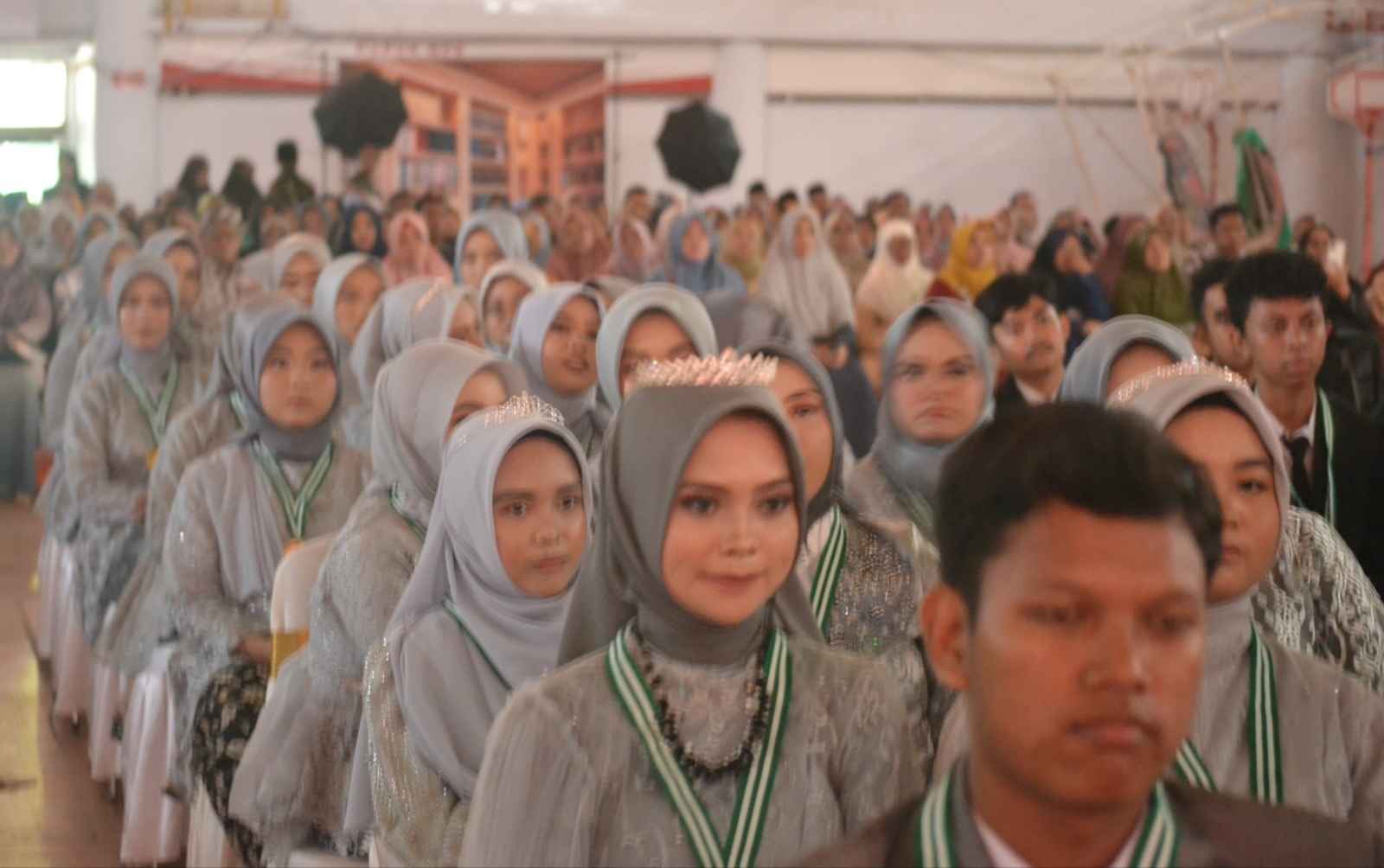 Ratusan siswa SMA Nahdlatul Ulama 1 Gresik ikuti wisuda ke-53 di GOR Tri Dharma, Ahad (7/5/2023) kemarin. Foto: Tim dok. SMANU 1 Gresik