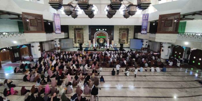Suasana pengajian yang digelar BPC HIPMI Gresik - BPD HIPMI Jawa Timur, di Masjid Agung Maulana Malik Ibrahim Gresik pada Ahad (4/6/2023). Foto: NUGres