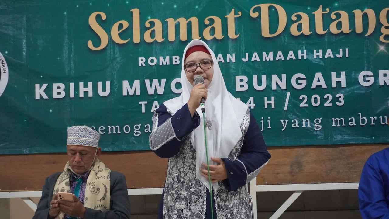 Wakil Bupati Gresik, Hj Aminatun Habibah turut menyambut kehadiran jamaah haji KBIHU MWCNU Bungah. Foto: LTN MWCNU Bungah/NUGres