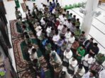 Lailatul Ijtima' MWCNU Bungah diawali dengan salat ghaib yang diniatkan untuk para Muassis NU dan Pejuang Kemerdekaan Republik Indonesia. Foto: dok LTN MWCNU Bungah/NUGres