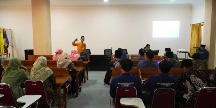 Qomaruddin Media membekali perwakilan unit pendidikan Yayasan Pondok Pesantren Qomaruddin (YPPQ) Bungah Gresik untuk mengoptimalkan media ofisial. Foto: Qomaruddin Media/NUGres