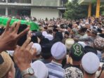 Ribuan orang dari berbagai daerah memberikan penghurmatan terakhir mengantarkan jenazah KH Ahmad Thohawi Hadin ke Makbarah. Foto: NUGres