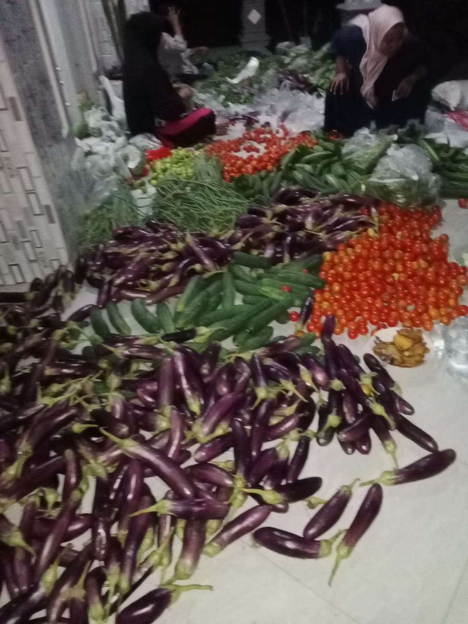 LEMBUR. Aneka sayur dari petani lokal di Ujungpangkah, dikemas secara bersama-sama oleh pengurus PAC Fatayat NU Ujungpangkah, Kamis (31/8/2023) malam. Foto: dok Fatayat NU Ujungpangkah/NUGres