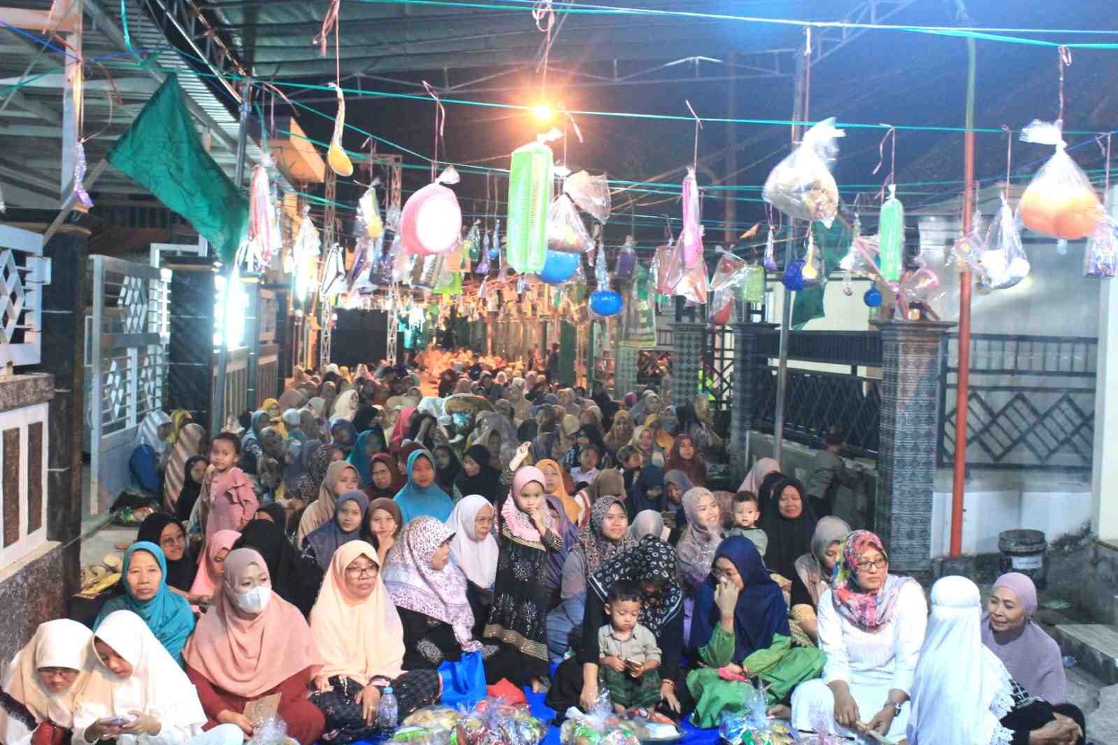 Ribuan warga Bedanten Bungah Gresik terlihat antusias mengikuti rangkaian Peringatan Maulid Nabi Muhammad Saw yang digelar Takmir Masjid Baitul Muttaqin. Foto: dok Panitia/NUGres