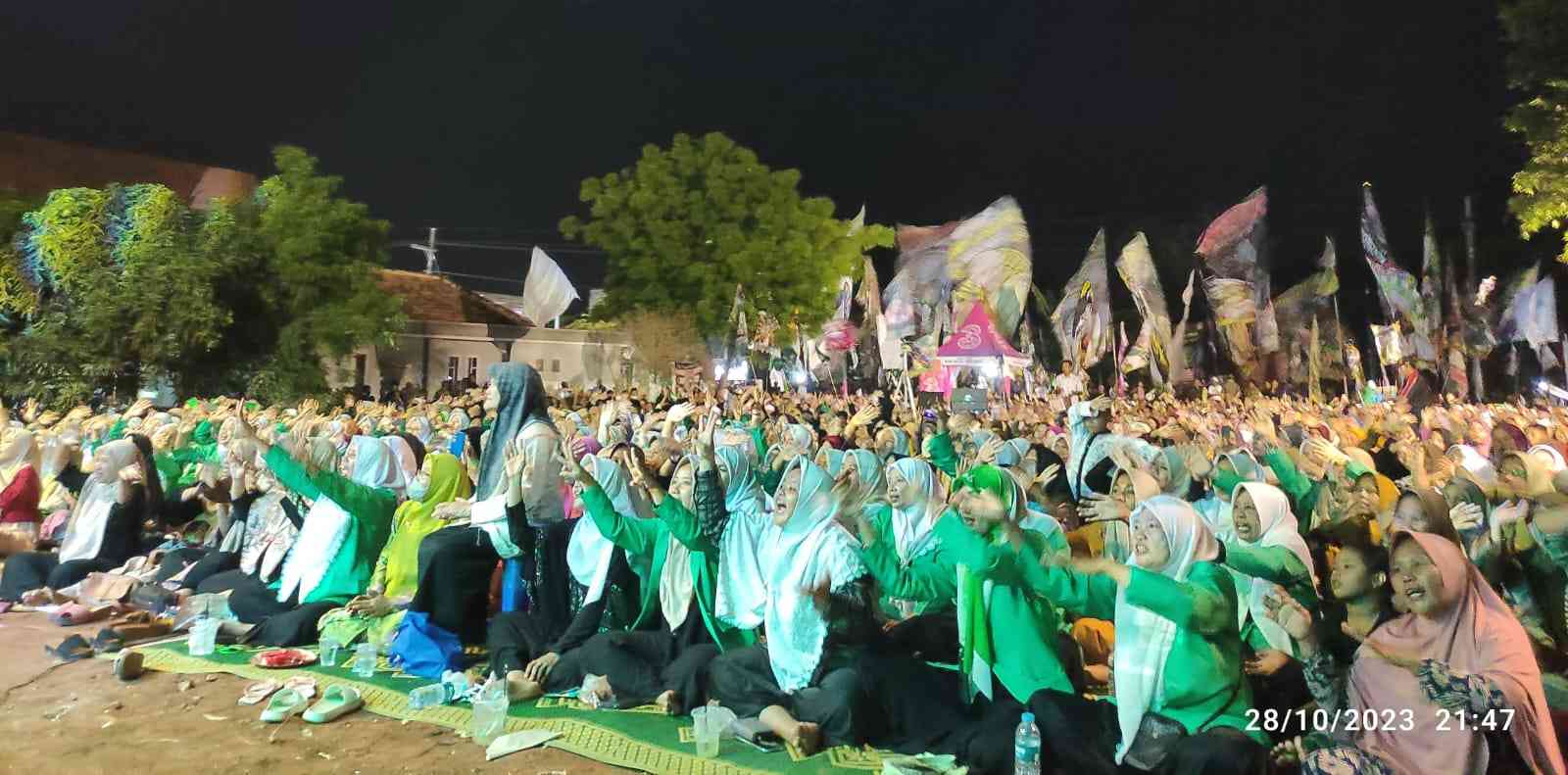 Kader Fatayat NU di Ujungpangkah melebur bersama warga masyarakat melantunkan shalawat kepada Kanjeng Nabi Muhammad Saw. Foto: NUGres