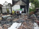 BANTUAN. Ikatan Alumni Pondok Pesantren Ihyaul Ulum (IKAPPI) Dukun Gresik, serahkan bantuan kepada korban musibah kebakaran di Desa Kalirejo, Dukun Gresik, Ahad (5/11/2023)