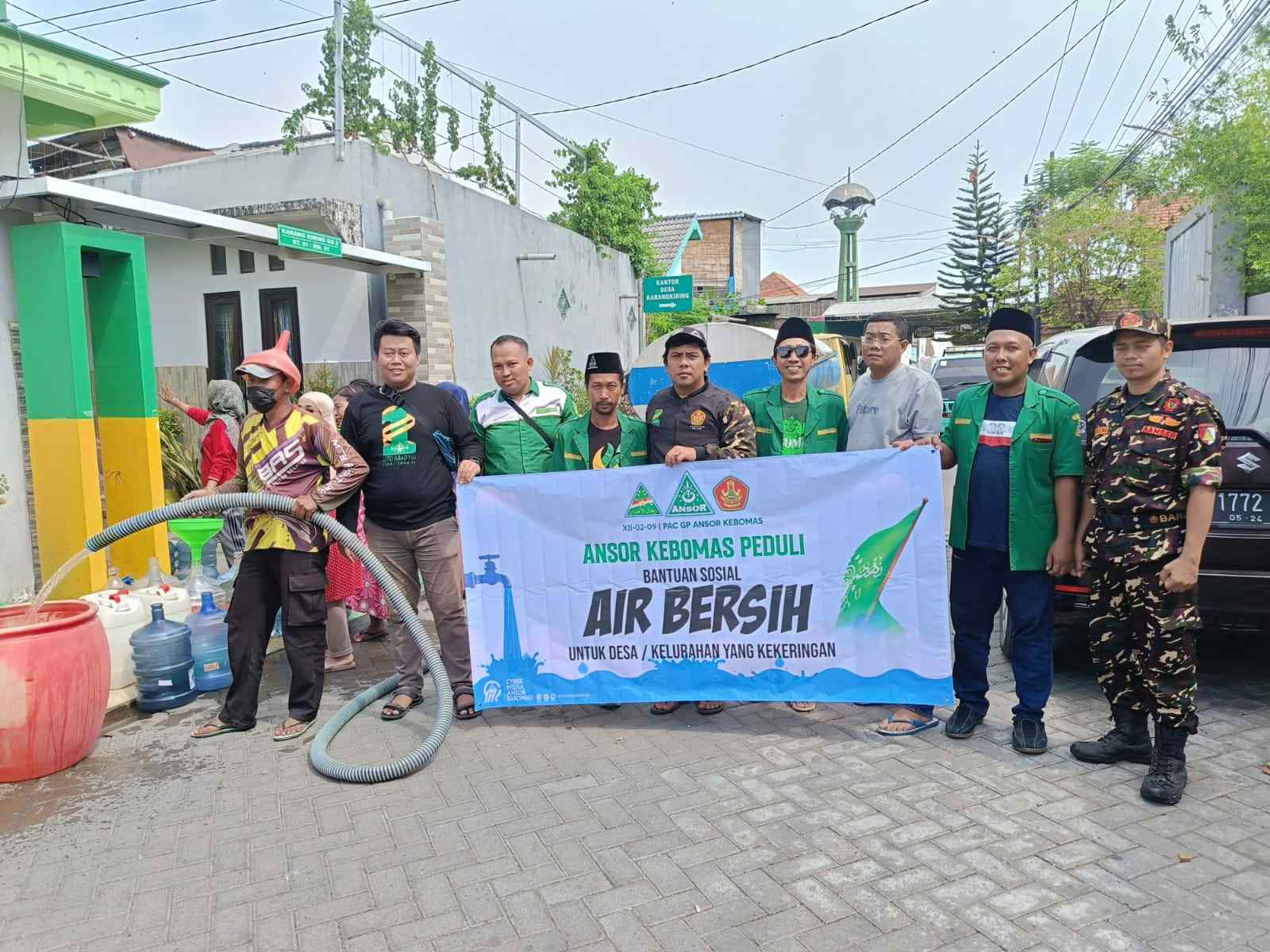 RESPONSIF. Dropping Air  Bersih menjadi salah satu program "Gerakan Pemuda Ansor Kebomas Peduli" hadir sebagai solusi bagi warga di wilayah setempat. Foto: dok PAC GP Ansor Kebomas Gresik/NUGres