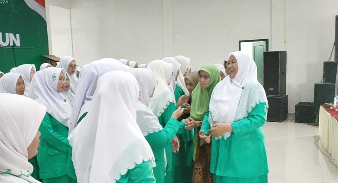 Jajaran PAC Fatayat NU Dukun usai dilantik bersalaman dengan jajaran PW Fatayat NU, PC Fatayat NU dan tamu yang hadir dalam acara tersebut. Foto: dok PAC Fatayat NU Dukun/NUGres