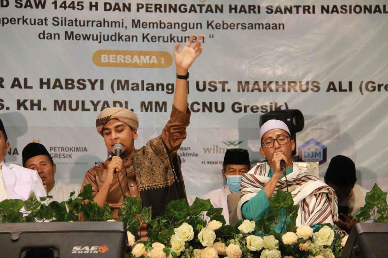 Lumpur Bersholawat menghadirkan Habib Fahmi Thohir Al Habsyi (Malang), Ust. Makhrus Ali (Gresik). Foto: Adin/NUGres