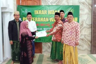 Hj Aminah Nahdliyin Brak Wadeng Kecamatan Sidayu Gresik, mewakafkan tanahnya untuk Nahdlatul Ulama diterima oleh Ketua Tanfidziyah MWCNU Sidayu, Jumat (22/3/2024). Foto: dok LTM MWCNU Sidayu/NUGres