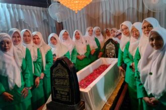 Pimpinan Anak Cabang Fatayat NU Kebomas saat berziarah di makbarah Kanjeng Sunan Giri Kebomas Gresik, Ahad (24/3/2024). Foto: dok PAC Fatayat NU Kebomas/NUGres