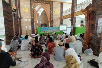 KOLABORATIF. Pengurus Cabang Lembaga Takmir NU dan Lembaga Bahtsul Masail menggelar Seminar Kemasjidan dan Kajian Hukum, Sabtu (23/3/2024). Foto: dok PC LTMNU Gresik/NUGres