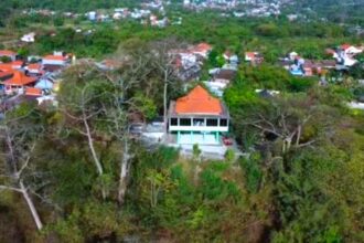 Balai Rukyat NU Bukit Condrodipo terletak di Jalan Mayjend Sungkono, Klangonan, Kembangan, Kecamatan Kebomas Kabupaten Gresik. Tempat ini merupakan salah satu "Top View" di Kabupaten Gresik, sebab memiliki medan pandang yang luas pada arah barat. Dari tempat ini digunakan oleh Lembaga Falakiyah Nahdlatul Ulama Gresik juga ormas yang lain melakukannya pengamatan bulan (rukyatul hilal). Di tempat ini pula bersemayam Makam Mbah Condrodipo dan Nyai Condrodipo yang merupakan penyebar agama Islam di Kabupaten Gresik. Foto: Tangkapan layar video dokumentasi LFNU Gresik/NUGres