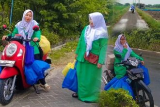 Potret pengurus dan anggota Pimpinan Anak Cabang (PAC) Fatayat NU Ujungpangkah Gresik kala mapag berkah Ramadhan 1445 H, dengan program "Berbagi Kasih" bersama anak yatim. Foto: dok PAC Fatayat NU Ujungpangkah/NUGres