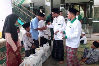 Pimpinan Ranting (PR) GP Ansor Wadeng Sidayu Gresik menyalurkan santunan kepada anak yatim dan dhuafa dengan nilai ratusan juta rupiah, Kamis (4/4/2024). Foto: dok PR GP Ansor Wadeng/NUGres