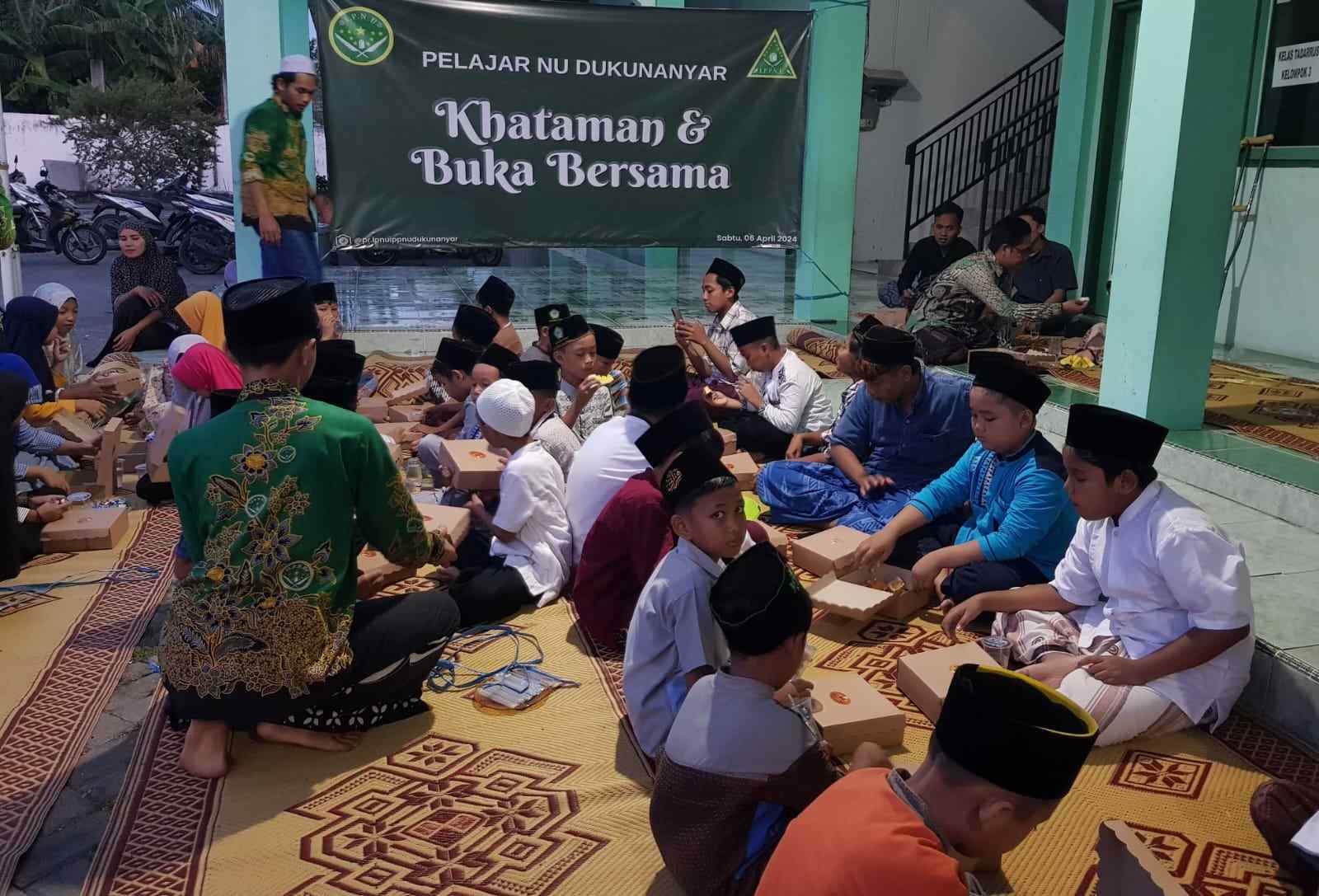 Ipnu Ippnu Dukunanyar Gresik Manfaatkan Momen Akhir Ramadhan Gelar Khatmil Quran Bagi Takjil 0282