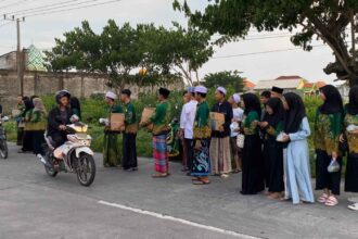 Kegiatan sosial pengurus dan anggota Pimpinan Ranting (PR) IPNU IPPNU Tanggulrejo, Manyar Gresik, Sabtu (6/4/2024) sore. Foto: dok PR IPNU IPPNU Tanggulrejo/NUGres