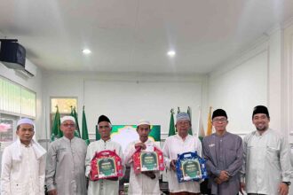 NU Care Lazisnu MWCNU Gresik memberikan kado lebaran kepada sejumlah imam dan muadzin masjid/langgar di wilayah kecamatan Gresik, Kabupaten Gresik, Sabtu (6/4/2024). Foto: dok MWCNU Gresik/NUGres