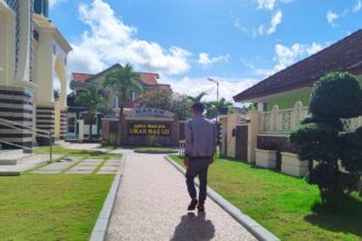 Makam Maulana Umar Mas'ud terletak di belakang Masjid Jamik Sangkapura, Pulau Bawean Gresik. Dalam buku Sketsa Bawean dikutip tulisan R. Abdurrahman Badrudin tentang "Sekilas Lintas Pulau Bawean", 1985, YAPI Umma, bahwa Maulana Umar Mas'ud juga dikenal dengan Pangeran Perigi. Ia merupakan cucu dari Sunan Derajat (Sayyid Zainal Alim) yang datang ke Pulau Bawean pada abad XVI. Cerita yang berkembang di masyarakat Bawean Maulana Umar Mas'ud konon mendarat di pelabuhan tua Kumalasa dengan menaiki seekor ikan. Ia menyebarkan agama Islam di kalangan penduduk Pulau Majedi (nama Bawean) yang saat itu masih menganut paham animisme. Foto: Miftahul Faiz/NUGres