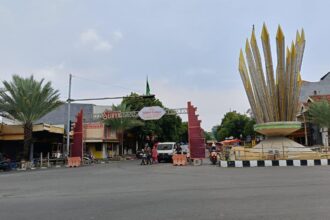 Puncak tradisi Malam Selawe, sepanjang Jalan Sunan Giri ditutup sementara bagi kendaraan R4 dan R2. Foto: Luthfi Ansori/NUGres