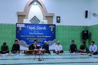 Pimpinan Ranting (PR) GP Ansor Wadeng bersama Komunitas Pecinta Sejarah Desa Wadeng (Kompasdewa), menyelenggarakan Ngaji Sejarah mengulas kitab jawi, Guna Caragama. Foto: dok PR GP Ansor Wadeng/NUGres