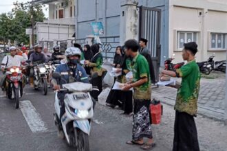 Kader Pimpinan Anak Cabang (PAC) IPNU IPPNU Dukun dari berbagai ranting terlibat aktif dalam bagi-bagi takjil yang dibagi dalam tiga titik. Foto: dok PAC IPNU IPPNU Dukun/NUGres