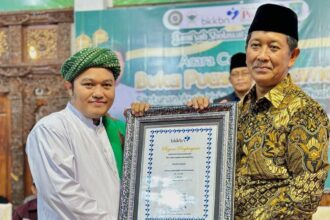 Pengasuh Pondok Pesantren Internasional Al Illiyin Sumberrame Wringinanom Gresik, Abuya Abuya Ahmad Yani Iliyyin, saat menerima penghargaan dari BKKBN RI yang diserahkan oleh Deputi ADPIN BKKBN RI Drs. Sukaryo Teguh Santoso M.Pd. pada Ahad 31 Maret 2024, kemarin. Fotoi: dok Ponpes Al Illiyin/NUGres