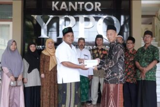 Ketua YPP Qomaruddin, Ir Abdul Qodir (batik hitam), menyerahkan hasil penggalangan dana yang dihimpun dari para santri unit pendidikan YPP Qomaruddin kepada Lazisnu MWCNU Bungah, Sabtu (6/4/2024). Foto: dok Qomaruddin Media/NUGres