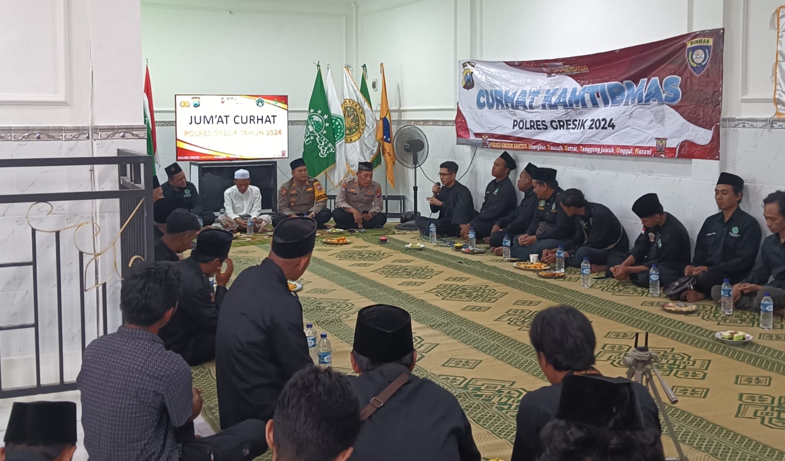 Forum Jumat Curhat Polres Gresik bersama Para Pendekar Pagar Nusa se-kabupaten Gresik berlangsung gayeng dan santai. Foto: Febrian Kisworo/NUGres