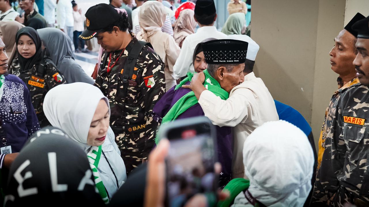 Suasana Pelepasan dan Pemberangkatan Calon Jamaah Haji KBIHU MWCNU Bungah. Foto: dok LTN MWCNU Bungah/NUGres