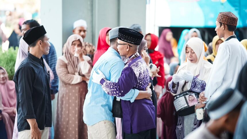 Suasana pelepasan dan pemberangkatan CJH KBIHU MWCNU Bungah di Universitas Qomaruddin (UQ Gresik), Rabu (29/05/2024). Foto: dok LTN MWCNU Bungah/NUGres