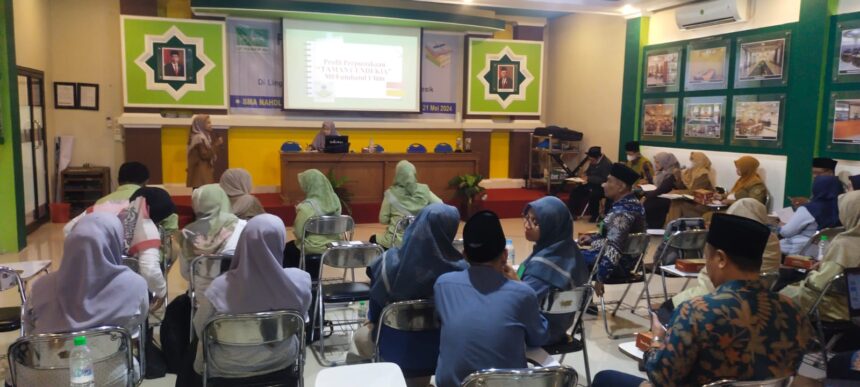 Finalis Lomba Perpustakaan LP Maarif Cabang Gresik mengikuti tahapan presentasi keunggulan serta program-program yang dicanangkan, Selasa (21/5/2024). Foto: dok LP Maarif NU Cabang Gresik/NUGres