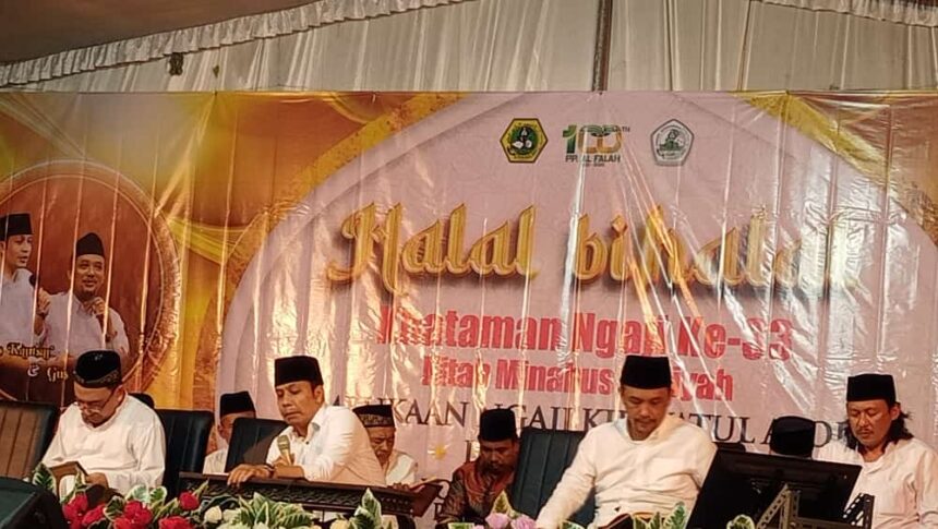 KH Muhammad Abdurrahman al-Kautsar (Gus Kautsar) dan KH Fahim Royani (Gus Fahim) dari Pondok Pesantren Al-falah Ploso Mojo Kediri dan KH Makki Nasir (Lora Maki) hadir dalam Halal Bihalal IMAP Gresik sekaligus Khataman Kitab ke-33. Foto: Akhmad Yaslim/NUGres