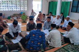 LWP MWCNU Dukun menggelar prosesi Ikrar Wakaf Tanah yang diperuntukkan untuk musholla Roudloturrahim, Desa Mentaras Kecamatan Dukun, Kabupaten Gresik pada Jumat (18/5/2024). Foto: Syafik Hoo/NUGres