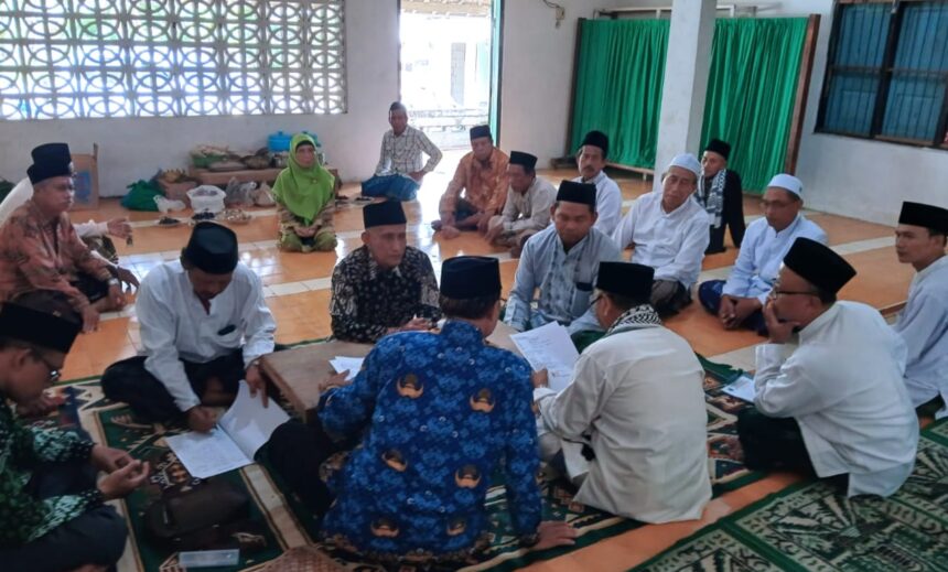 LWP MWCNU Dukun menggelar prosesi Ikrar Wakaf Tanah yang diperuntukkan untuk musholla Roudloturrahim, Desa Mentaras Kecamatan Dukun, Kabupaten Gresik pada Jumat (18/5/2024). Foto: Syafik Hoo/NUGres