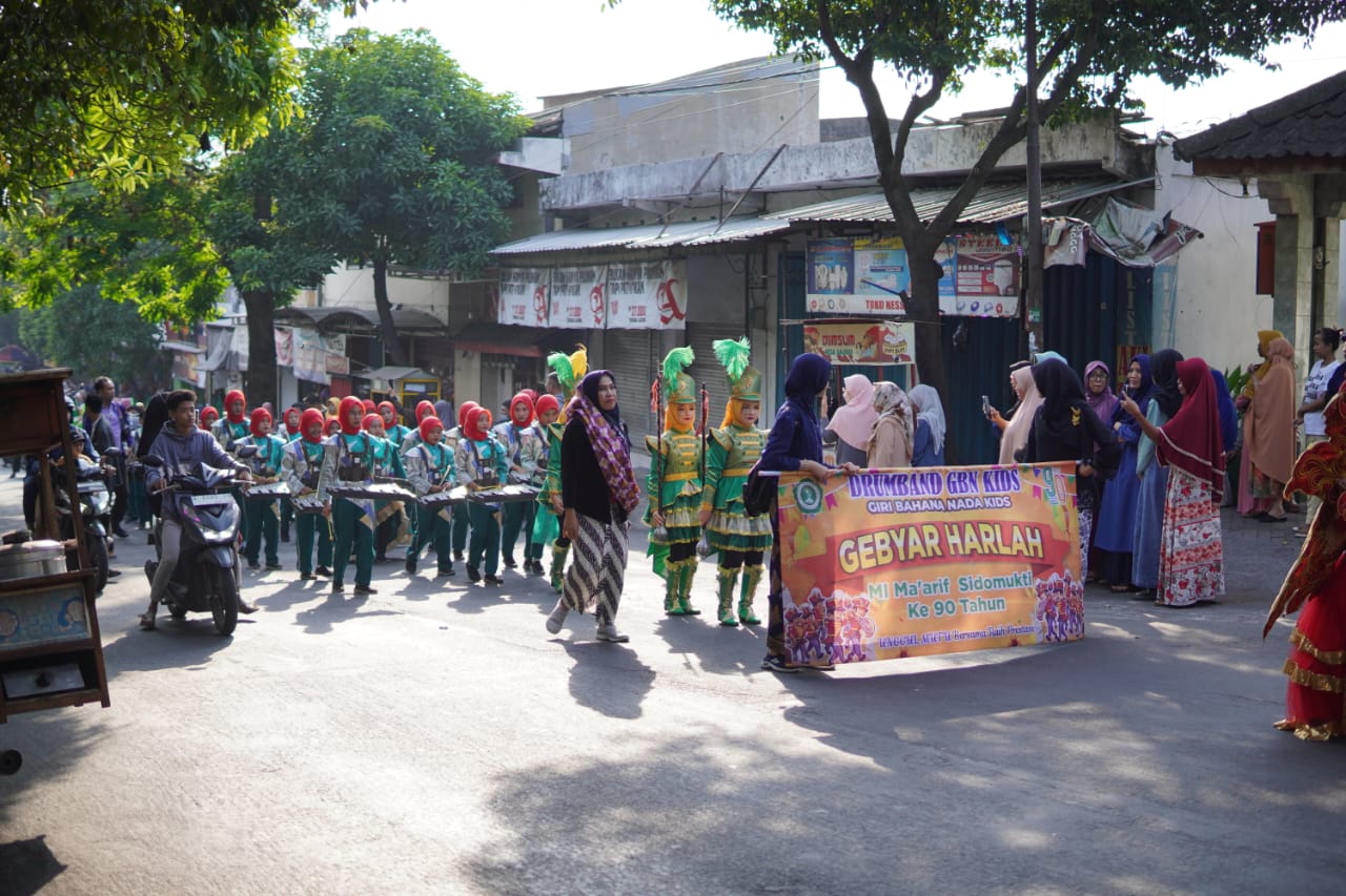 Penampilan Drumband dari Giri Bahana Nada Kids MIMSI membuat warga tertarik dan penasararan untuk melongok Karnaval Budaya peringatan Harlah ke-90 MIMSI Kebomas, Gresik. Foto: dok MIMSI Gresik/NUGres