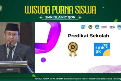 Kepala SMK Islamic Qon Gresik Ustadz Ubaidillah S.Sos., saat mempresentasikan prestasi sekolah dalam sambutannya, Rabu (29/5/2024). Foto: tangkapan layar YouTube SMK Islamic Qon/NUGres