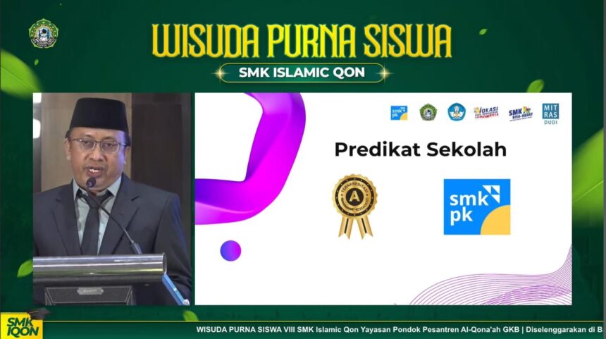 Kepala SMK Islamic Qon Gresik Ustadz Ubaidillah S.Sos., saat mempresentasikan prestasi sekolah dalam sambutannya, Rabu (29/5/2024). Foto: tangkapan layar YouTube SMK Islamic Qon/NUGres