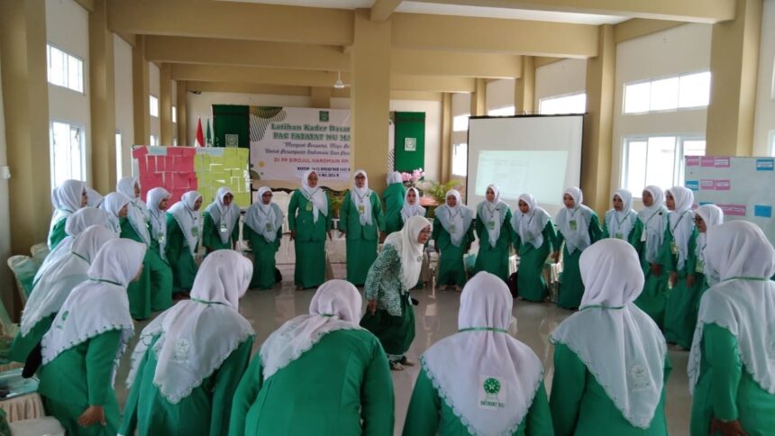 Puluhan kader Fatayat NU Anak Cabang Manyar antusias mengikuti Latihan Kader Dasar (LKD) yang diselenggarakan PC Fatayat NU Gresik, Kamis (23/5/2024). Foto: dok PAC Fatayat NU Manyar/NUGres