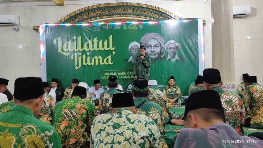 Ketua MWCNU Manyar KH Ainul Ma'arif saat menyampaikan sambutan pada kegiatan Lailatul Ijtima' di Ranting NU Sumberrejo Manyar Gresik, Sabtu (18/5/2024). Foto: Chidir/NUGres