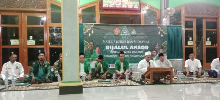 Majelis Dzikir Shalawat Rijalul Ansor (MDSRA) Gerakan Pemuda (GP) Ansor Kecamatan Dukun. Menggelar kegiatan dikemas dengan doa bersama, istighosah, Shalawat dan Sosialisasi program serta Silaturrahmi, Jumat (17/5/2024). Foto: dok PAC GP Ansor Dukun/NUGres