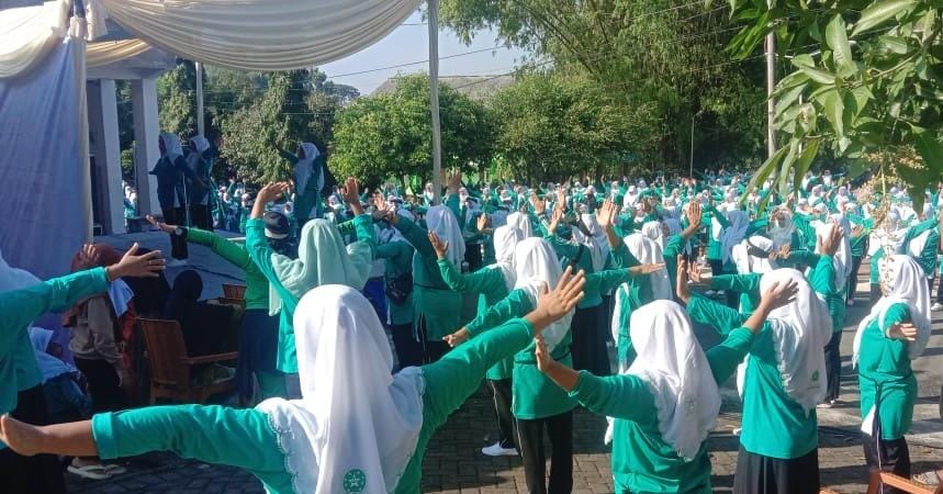 HIDUP SEHAT. Ratusan kader Fatayat NU se-Anak Cabang Panceng, Gresik, mengikuti Senam bersama di Ranting Surowiti, Jumat (31/5/2024). Foto: dok PAC Fatayat NU Panceng/NUGres