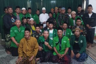 Kader GP Ansor dan Banser Ujungpangkah saat sowan KH Ahmad Mustofa Bisri, Jumat (24/5/2024) pagi. Foto: dok PAC GP Ansor Ujungpangkah/NUGres