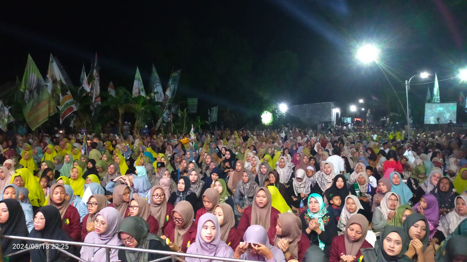 Warga nampak antusias mengikuti Pacuh Bersholawat yang diselenggarakan oleh Yayasan Islam Pondok Pesantren (Ponpes) Ar Rohmah Infarul Gho'i, Desa Pacuh, Kecamatan Balongpanggang, Gresik. Foto: Samsul Arif/NUGres