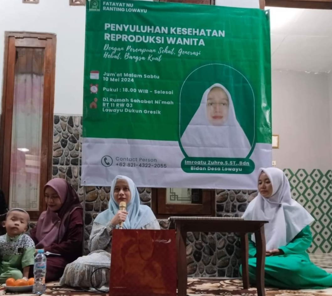 Bidan desa Lowayu Hj Imroatu saat menyampaikan materi tentang kesehatan reproduksi wanita. Foto: dok PR Fatayat NU Lowayu/NUGres