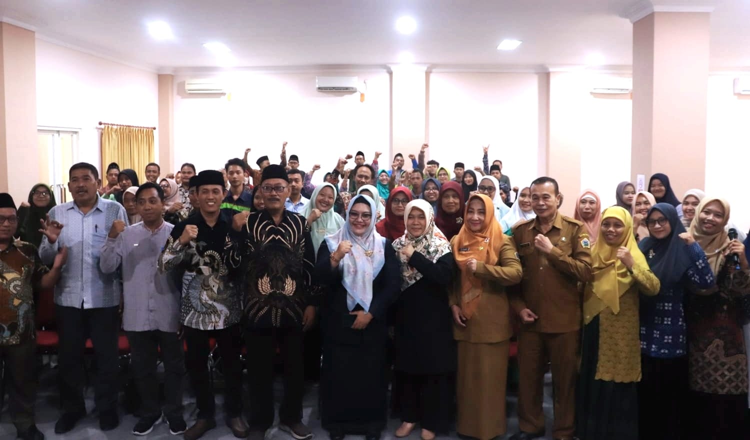 Ratusan peserta dalam forum talkshow yang digelar PSGA LPPM UQ bekerjasama dengan Dinas KBPP PA Kabupaten Gresik terilhat antusias mengabadikan momen. Foto: dok PSGA LPPM UQ Gresi/NUGres