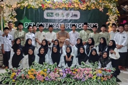 Jajaran pengurus Pimpinan Ranting (PR) IPNU IPPNU Sembungan Kidul, Dukun Gresik berfoto bersama usai dilantik. Foto: Syafik Hoo/NUGres
